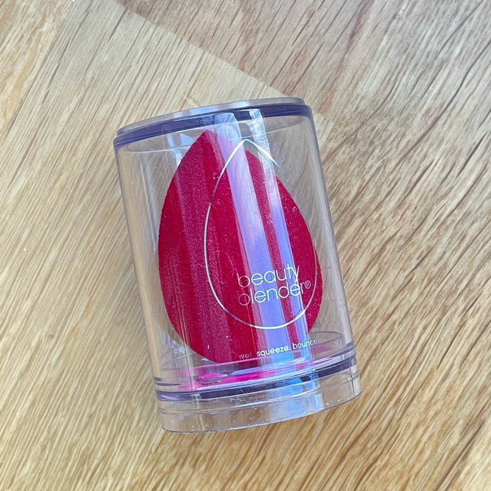 NEW Beautyblender Limited Edition Red - Picture 1 of 6